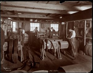 Interieur van mannen die werken met leer bij de New York Leather Belting Co., New York, 1905